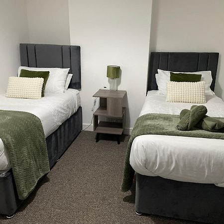 Comfy Home For Contractors And Families With Free Parking - Sage View อัลเดอร์ช็อต ภายนอก รูปภาพ