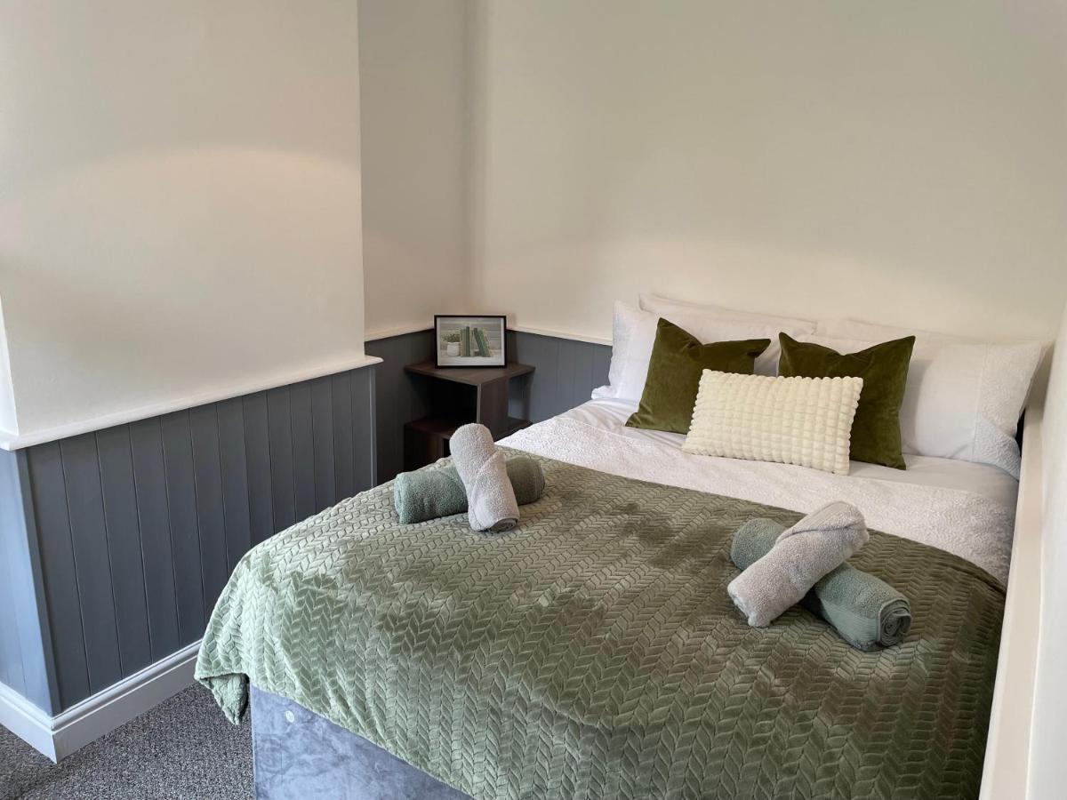 Comfy Home For Contractors And Families With Free Parking - Sage View อัลเดอร์ช็อต ภายนอก รูปภาพ