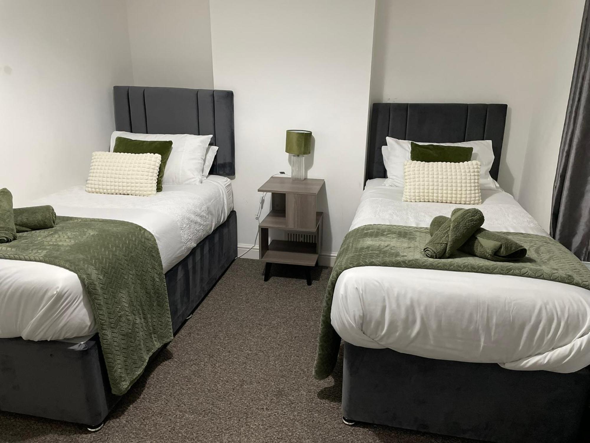 Comfy Home For Contractors And Families With Free Parking - Sage View อัลเดอร์ช็อต ภายนอก รูปภาพ