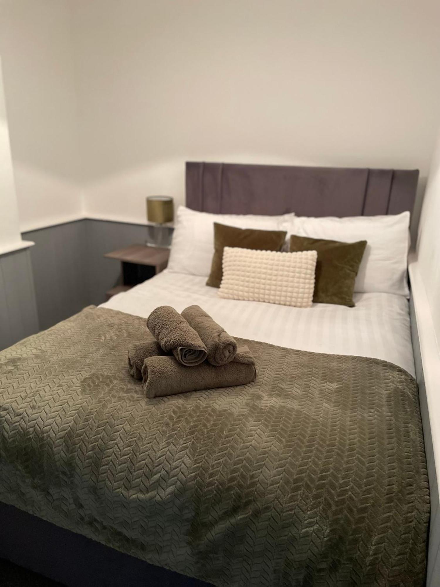 Comfy Home For Contractors And Families With Free Parking - Sage View อัลเดอร์ช็อต ภายนอก รูปภาพ